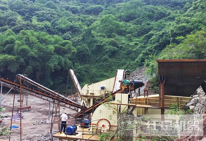 大型重錘式碎石制砂機工作現場