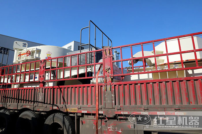 紅星制沙機(jī)設(shè)備被分解裝車(chē)運(yùn)走 紅星制沙機(jī)設(shè)備被分解裝車(chē)運(yùn)走