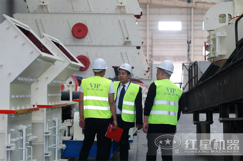 用戶來廠考察細碎打砂機 用戶來廠考察細碎打砂機