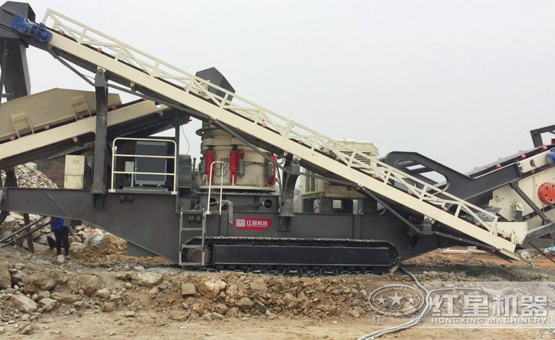 履帶移動圓錐破碎機工作現場