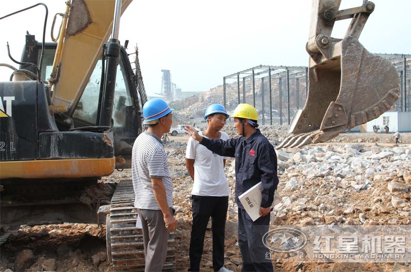 技術人員在生產現場為用戶安裝、指導作業中