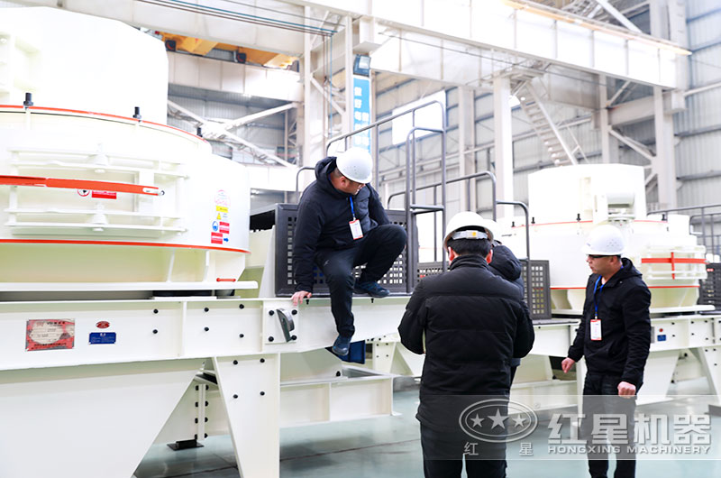 客戶來廠區(qū)進行制砂機參觀 客戶來廠區(qū)進行制砂機參觀