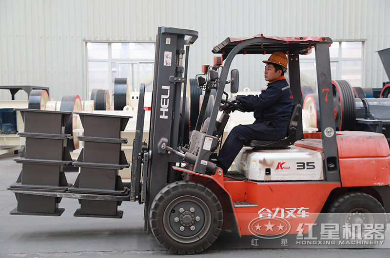 廠區(qū)師傅進(jìn)行搬運作業(yè)中