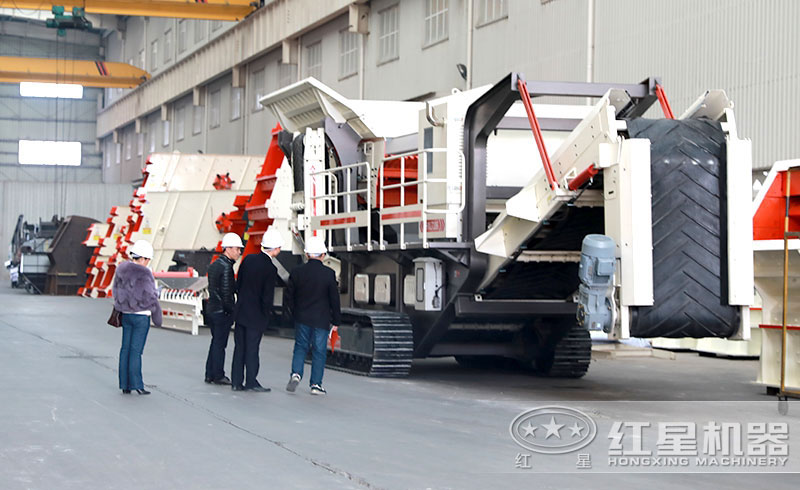 用戶(hù)來(lái)紅星參觀履帶移動(dòng)制砂設(shè)備 用戶(hù)來(lái)紅星參觀履帶移動(dòng)制砂設(shè)備