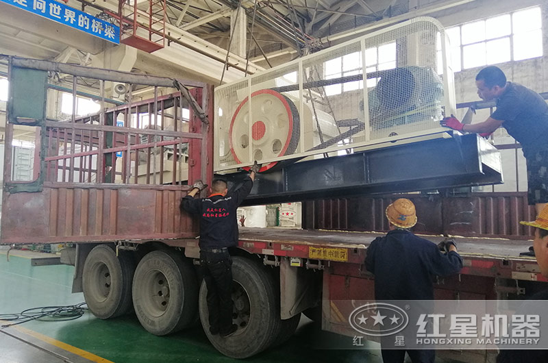 紅星輥式破碎機(jī)裝車(chē)準(zhǔn)備發(fā)往山東地區(qū) 紅星輥式破碎機(jī)裝車(chē)準(zhǔn)備發(fā)往山東地區(qū)